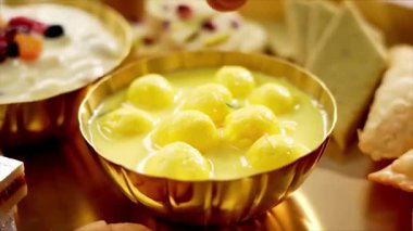 Çeşitli geleneksel yemeklerin yer aldığı Hint festivali thali bir kutlama yemeği olarak birlikte sunuldu. Bayramlık yemek görselleri, kültürel mutfak promosyonları, restoran menüleri ve Hint thali sunumlarını gösteren ticari stok görüntüleri için ideal..