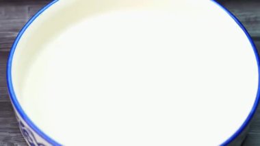 Zengin sosta pişirilmiş baharatlı balık körisi ve aromatik baharatlarla sıcak servis edilir. Hint mutfağı menüleri, deniz ürünleri restoranları promosyonları, konforlu yemek görselleri ve balık yemeklerini vurgulayan ticari stok görüntüleri için idealdir..