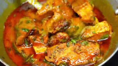 Geleneksel baharat ve sosla pişirilmiş otantik Hint balığı körisi, zengin aromalı sıcak servis edilir. Hint restoranı menüleri, deniz ürünleri promosyonları ve bölgesel köri balıklarını vurgulayan ticari stok görüntüleri için ideal..