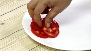 Sarımsaklı tereyağlı ıstakoz sulu ve yumuşak olana kadar pişirilir, özel deniz ürünleri yemeği olarak kremalı patates püresi ile servis edilir. Lüks yemek menüleri ve güzel restoran görselleri için ideal.