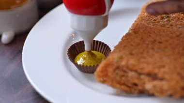 Baharatlı balık karışımı ile hazırlanmış çıtır balık pirzolası, altın olana kadar kaplanmış ve kızartılmış, popüler bir aperatif olarak sıcak servis ediliyor. Deniz ürünleri menüleri, sokak yemekleri görsel ve balık pirzolası sergilenen ticari stok görüntüleri için ideal..