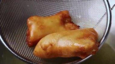 İçinde balık pirzolası bulunan karışık balık kızartma tabağı, haşlanmış balık ve Pakoda balığı sıcak servis edildi. Deniz ürünleri tabakları, restoran menüleri, sokak yemeği görselleri ve çeşitli balık atıştırmalıkları sergilenen ticari stok görüntüleri için ideal..