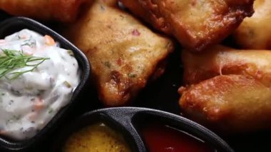 Deniz ürünleri kızartma kombinasyonu, çıtır balık pirzolası, haşlanmış balık ve balık pakoda ile sıcak servis edilir. Restoran yemekleri, deniz ürünleri promosyonları ve kızarmış deniz ürünleri çeşitlerini ön plana çıkaran ticari stok görüntüleri için mükemmel..