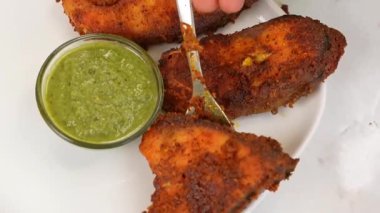 Klasik balık kızartması. Baharatlı balıkla hazırlandı ve çıtır çıtır olana kadar kızartıldı. Restoran usulü sunumda sıcak servis edildi. Deniz ürünleri menüleri, yemek servisi, yiyecek pazarlama ve kızarmış balık yemeklerini ön plana çıkaran ticari stok görüntüleri için mükemmel..