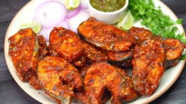 Restoran usulü balık kızartması. Baharatlı hamurla hazırlandı ve kızarana kadar kızartıldı. Profesyonel sunumla birlikte sıcak servis edildi. Deniz ürünleri menüleri, yemek servisi ve kızarmış balık menülerinin yer aldığı ticari stok görüntüleri için uygun..