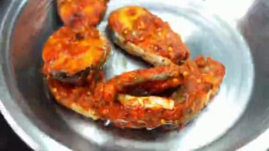 Baharatlı balık kızartması kıtır kıtır olana kadar baharatlı ve kızarmış olarak pişirilir. Restoran menüleri, deniz ürünleri yemek promosyonları, konforlu yemek görselleri ve kızarmış balık tabakları sergilenen ticari stok görüntüleri için ideal..