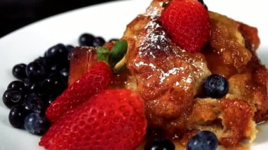 Sarımsaklı tereyağlı ıstakoz sulu ve yumuşak olana kadar pişirilir, özel deniz ürünleri yemeği olarak kremalı patates püresi ile servis edilir. Lüks yemek menüleri ve güzel restoran görselleri için ideal.