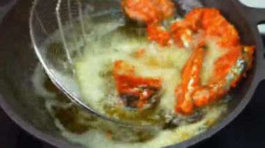 Kızarmış balık, kıtır kıtır kıtır ve sulu etli, doyurucu bir deniz ürünleri yemeği olarak servis edilir. Restoran menüleri, yemek teslimatı görselleri ve kızarmış balık yemekleri sergilenen ticari stok görüntüleri için ideal..