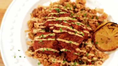 Kızarmış yayın balığı çıtır çıtır olana kadar pişirilir ve sıcak pilav ile servis edilir. Klasik bir Güney usulü konforlu yemek olarak sunulur. Deniz ürünleri menüleri, ev yemeği görselleri, restoran promosyonları ve kızarmış balık yemeklerini gösteren ticari stok görüntüleri için ideal..