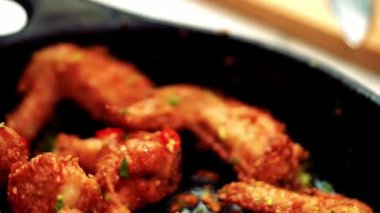 Çıtır çıtır ve sulu, popüler bir aperatif ve aperatif olarak sıcak servis edilene kadar kızarmış tavuk kanadı pişirildi. Bar menüleri, parti atıştırmalıkları, fast food görselleri ve tavuk kanatlarının yer aldığı ticari stok görüntüleri için ideal..