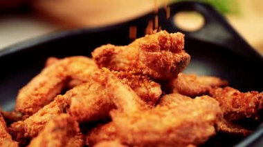 Baharatlı, çıtır çıtır tavuk kanadı baharatlı ve çıtır çıtır olana kadar kızartılmış, kalın bir lezzetle servis edilmiş. Bar yemekleri, parti menüleri, fast food promosyonları ve ticari stok görüntüleri için ideal..