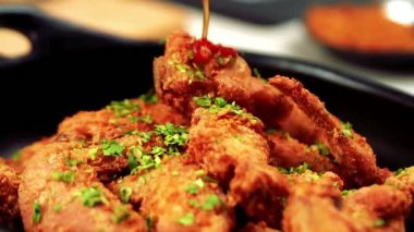 Çıtır çıtır kızarmış tavuk kanadı, çıtır çıtır ve taze etle servis edilir. Restoran menüleri, günlük yemek görselleri, parti yemekleri promosyonları ve tavuk kanatlarını ön plana çıkaran ticari stok görüntüleri için uygundur..