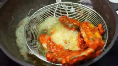 Geleneksel balık kızartması Hint usulü baharatla hazırlandı ve kızarana kadar kızartıldı, sıcak servis edildi. Hint mutfağı menüleri, deniz ürünleri promosyonları ve bölgesel balık kızartma yemeklerini ön plana çıkaran ticari stok görüntüleri için mükemmel..