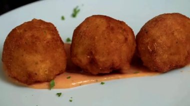 Kremalı makarna ve peynirle hazırlanmış fırında makarna, altın olana kadar kaplanmış ve kızartılmış peynir, peynir gibi sıcak servis edilmiş. Aperatif menüler, parti tabakları, konforlu yemek görselleri ve ticari stok görüntüleri için ideal..