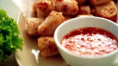 Kızarmış börekler sebzelerle dolu, altın olana kadar kızartılmış ve klasik Asya aperatifi olarak sunulmuş. Restoran menüleri, parti atıştırmalıkları, sokak yemekleri görselleri ve kızarmış başlangıçların yer aldığı ticari stok görüntüleri için ideal..