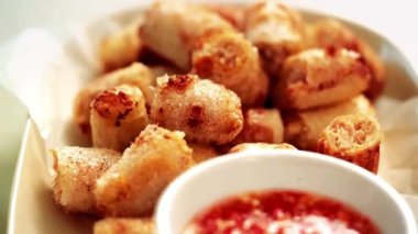 Restoran usulü kızarmış börek, çıtır çıtır ve altın sarısına kadar pişirilip popüler bir Asyalı olarak servis edilene kadar. Hızlı yemek görselleri, menü gösterimleri ve kızarmış ekmekleri vurgulayan ticari stok görüntüleri için ideal..