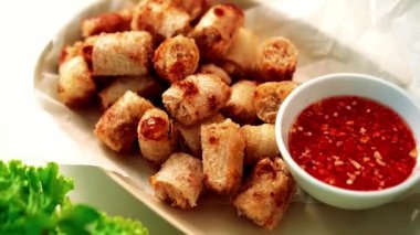 Çıtır çıtır kızarmış börek, gevrek ambalajlı ve lezzetli dolgulu. Restoran usulü sıcak servis ediliyor. Aperatif menüler, yemek servisi görselleri ve Asya atıştırmalıklarının sergilendiği ticari stok görüntüleri için mükemmel..