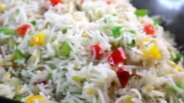 Uzun tahıllı basmati sarımsaklı pilav aromatik sarımsak ve baharatla pişirildi, restoran tarzı sunumda sıcak servis edildi. Pirinç menüleri, konforlu yemek görselleri, yemek malzemeleri ve kızarmış pirinç tabakları sergilenen ticari stok görüntüleri için mükemmel..