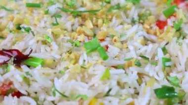 Sarımsaklı tereyağlı ıstakoz sulu ve yumuşak olana kadar pişirilir, özel deniz ürünleri yemeği olarak kremalı patates püresi ile servis edilir. Lüks yemek menüleri ve güzel restoran görselleri için ideal.