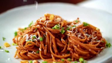 Klasik İtalyan sarımsaklı tereyağlı makarna. Zengin tereyağı ve sarımsak ile pişirilmiş. Sıcak ve pürüzsüz. Restoran menüleri, yemek servisi, İtalyan mutfak promosyonları ve makarna sergilenen ticari stok görüntüleri için ideal..