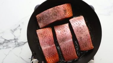 Klasik sarımsaklı somon balığı pul pul olmuş ve zengin aromalı, sıcak servis ediliyor. Restoran menüleri, deniz mahsulleri, görsel yemek, sağlıklı beslenme promosyonları ve ticari stok görüntüleri için uygundur..