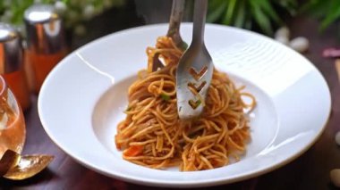 Kızarmış sarımsaklı şehriye aromatik sarımsak ve taze karideslerle pişirilmiş, bol aromalı sıcak servis edilmiş. Asya mutfağı menüleri, sıradan yemek görselleri ve şehriyeleri renklendiren ticari stok görüntüleri için mükemmel..