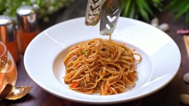 Erişte ve sarımsak soslu sulu karideslerle hazırlanmış sarımsaklı erişte, Asya usulü sıcak servis ediliyor. Restoran menüleri, sokak yemekleri, erişte severler ve deniz mahsulü erişte tabakları sergilenen ticari stok görüntüleri için ideal..