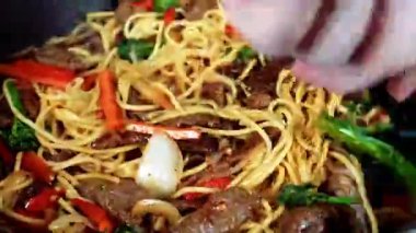 Yumuşak sığır eti ve aromatik sarımsakla pişirilmiş kızarmış sarımsaklı şehriye. Restoran usulü sıcak servis ediliyor. Erişte menüleri, füzyon yemek görselleri ve ticari stok görüntüleri için mükemmel..