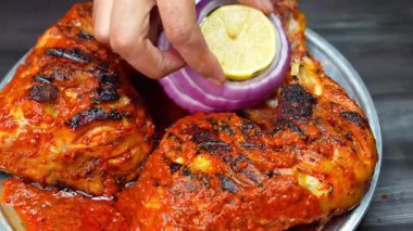 Izgara ızgara ızgara tavuk butları. Mangal stili pişirme ile hazırlandı. Bol lezzetli sıcak servis edildi. Açık hava ızgara menüleri, sıradan yemek görselleri ve ızgara tavuk yemekleri sergilenen ticari stok görüntüleri için mükemmel..