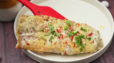 Restoran tarzı ızgara balık. Kızarmış sebzelerle eşleştirilir. Sıcak ve zarif bir sunumla servis edilir. Deniz ürünleri menüleri, güzel yemek görselleri ve ızgara balık yemeklerini ön plana çıkaran ticari stok görüntüleri için uygundur..