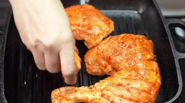 Dumanlı ızgara tavuk butları kömürleşmiş ızgara izleri ve sulu etle mükemmel pişirilmiş, sıcak servis edilmiş. Barbekü yemek menüleri, açık hava yemek görselleri ve ızgara etleri ön plana çıkaran ticari stok görüntüleri için ideal..