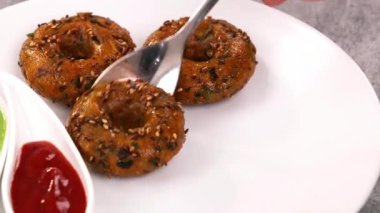 Tatlı mısır kullanarak yapılan sağlıklı çörekler yumuşak dokuya ve hafif tatlılığa alternatif olarak hafif pişmiş atıştırmalıklar sunuyor. Fırın menüleri, sağlıklı atıştırmalık promosyonlar, vejetaryen yemek görselleri ve ticari stok görüntüleri için ideal..