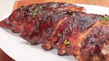 Ballı ızgara domuz pirzolası yavaş yavaş pişer ve ızgara yapar ta ki yumuşak ve sulu, dumanlı ve sıcak servis edilene kadar. Barbekü menüleri, parti yemekleri görsel, restoran promosyonları ve kaburgaları gösteren ticari stok görüntüleri için ideal..