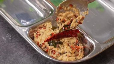 Geleneksel Güney Hint idli sambar ve hindistan cevizi sosu ile servis edilir, sağlıklı bir kahvaltı olarak sunulur. Hint mutfak menüleri, vejetaryen yemek görsel, kültürel gıda içeriği ve ticari stok görüntüleri için ideal..