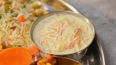 Geleneksel Hint vegan thali çeşitli sebze yemekleri ile servis edilir, dengeli ve besleyici bir yemek sunulur. Vejetaryen yemek promosyonları, Hint restoranı menüleri ve ticari stok görüntüleri için mükemmel..