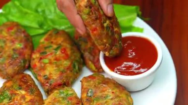 Baharatlı ızgara kebap. Baharatlı et ve ızgarada pişmiş. Restoran usulü sunumda sıcak servis ediliyor. Barbekü menüleri, parti tabakları ve ızgara etleri ön plana çıkaran ticari stok görüntüleri için mükemmel..