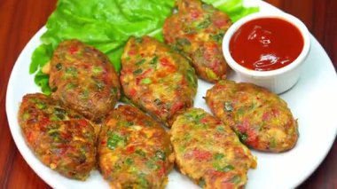 Geleneksel baharatlarla pişirilmiş ızgara kebap, sulandırılana kadar ızgara, popüler bir et yemeği olarak servis edilir. Restoran menüleri, sokak yemeği görselleri, barbekü mutfağı promosyonları ve ticari stok görüntüleri için ideal..