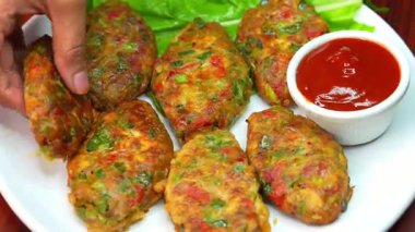 Geleneksel baharatlarla hazırlanmış sulu kebap. Yumuşayana kadar ızgara. Zengin aromalı sıcak servis edilir. Restoran menüleri, barbekü promosyonları ve et yemeklerini ön plana çıkaran ticari stok görüntüleri için uygundur..