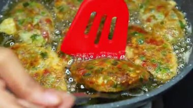 Tipik kebap ızgarada pişirilmiş dumanlı aromalı ve taze etli, zamansız bir yemek gibi sıcak servis ediliyor. Restoran menüleri, sıradan yemek görselleri ve ticari stok görüntüleri için ideal..