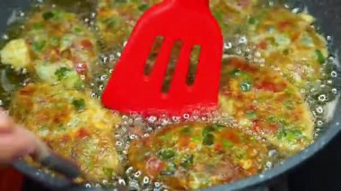 Geleneksel ızgara kebap aromatik baharatlarla pişirilir ve klasik et yemeği olarak servis edilir. Restoran menüleri, etnik yemek görselleri ve ızgara kebap sergilenen ticari stok görüntüleri için ideal..