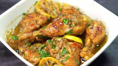 Limonlu biberli tavuk, aromatik baharat ve biber aromalı, bol soslu sıcak servis edilir. Hint mutfağı menüleri, restoran görselleri, konforlu yemek promosyonları ve körili tavuk tabakları sergilenen ticari stok görüntüleri için ideal..