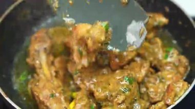 Hint usulü sıcak servis edilen kalın biberli ve narenciye aromalı baharatlı limon biberli tavuk. Restoran menüleri, yemek teslimatı görselleri ve tavuk körileri içeren ticari stok görüntüleri için mükemmel..