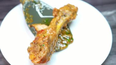 Dengeli baharatlar ve narenciye notlarıyla hazırlanmış, zengin aromalı sıcak servis edilmiş klasik limon biberli tavuk köri. Hint mutfağı promosyonları, restoran menüleri ve köri yemekleri sergilenen ticari stok görüntüleri için uygun..