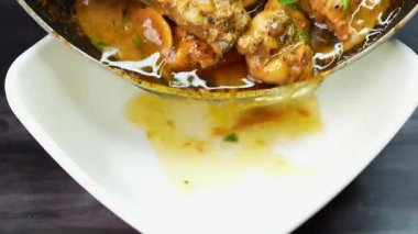 Restoran tarzı limon biberli tavuk köri, taze tavuk ve biber sosuyla pişirilir, profesyonel sunumla birlikte sıcak servis edilir. Menü gösterimleri ve ticari stok görüntüleri için ideal.