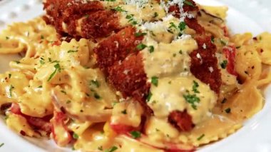 Kalın aromalı ve kremalı baharatlı Louisiana tavuklu makarna. Tatmin edici bir yemek olarak sıcak servis ediliyor. Restoran menüleri, füzyon mutfağı içeriği ve makarna tabaklarının sergilendiği ticari stok görüntüleri için ideal..