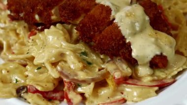 Zengin sos ve taze tavukla hazırlanmış kremalı Louisiana usulü tavuk makarnası. Restoran usulü sıcak servis ediliyor. Günlük yemek menüleri, yemek pazarlama görselleri ve ticari stok görüntüleri için mükemmel..