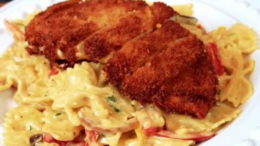 Louisiana usulü, kremalı sos ve kalın baharatla pişirilmiş tavuk makarnası. Lezzetli bir konfor yemeği gibi sıcak servis ediliyor. Restoran menüleri, füzyon mutfağı görselleri ve kremalı tavuk makarnalarını ön plana çıkaran ticari stok görüntüleri için ideal..