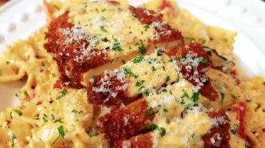 Restoran tarzı Louisiana usulü kremalı soslu tavuk makarna ve baharatlı tavuk, bol lezzetli sıcak servis edilir. Menü gösterimleri, yemek görselleri ve ticari stok görüntüleri için uygundur..