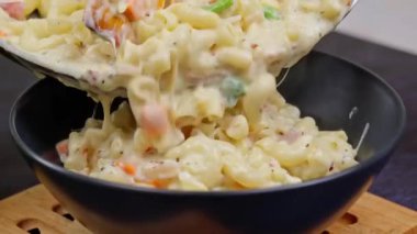 Kremalı fırında makarna ve peynir zengin peynir sosuyla hazırlandı ve altın olana kadar fırında pişirildi. Klasik konfor yemeği olarak sıcak servis edildi. Restoran menüleri, ev yemekleri, konforlu yemek promosyonları ve ticari stok görüntüleri için ideal..