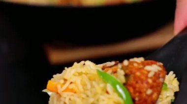 Mançurya topları tam Hint-Çin yemeği olarak kızarmış pilav ile servis edilir, zengin lezzetlerle sunulur. Restoran menüleri, paket yemek görselleri ve karışık yemekleri vurgulayan ticari stok görüntüleri için ideal..